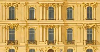 How Does The Palace Of Versailles Illustrate Absolutism